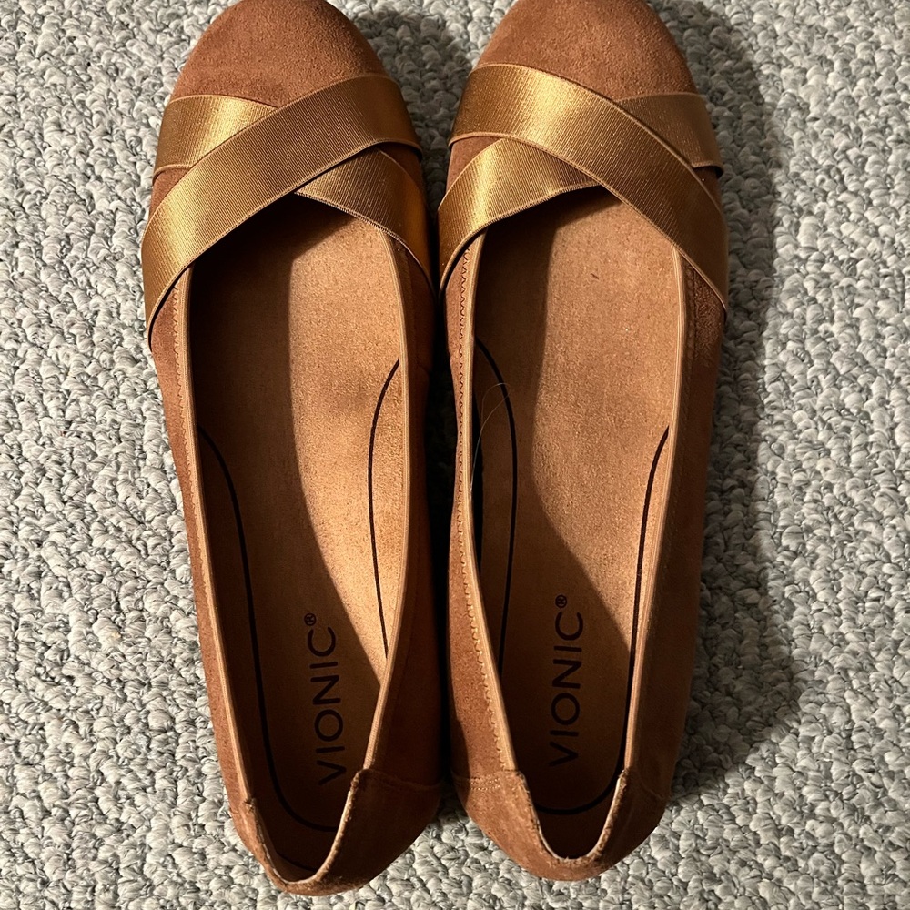 Vionic brown suede flats